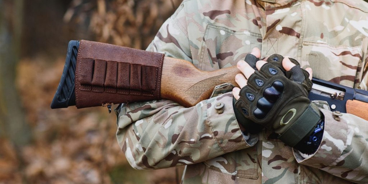 What are the types of tactical gloves?