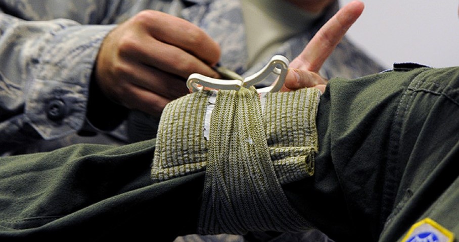 Application of an Israeli bandage on the arm/leg