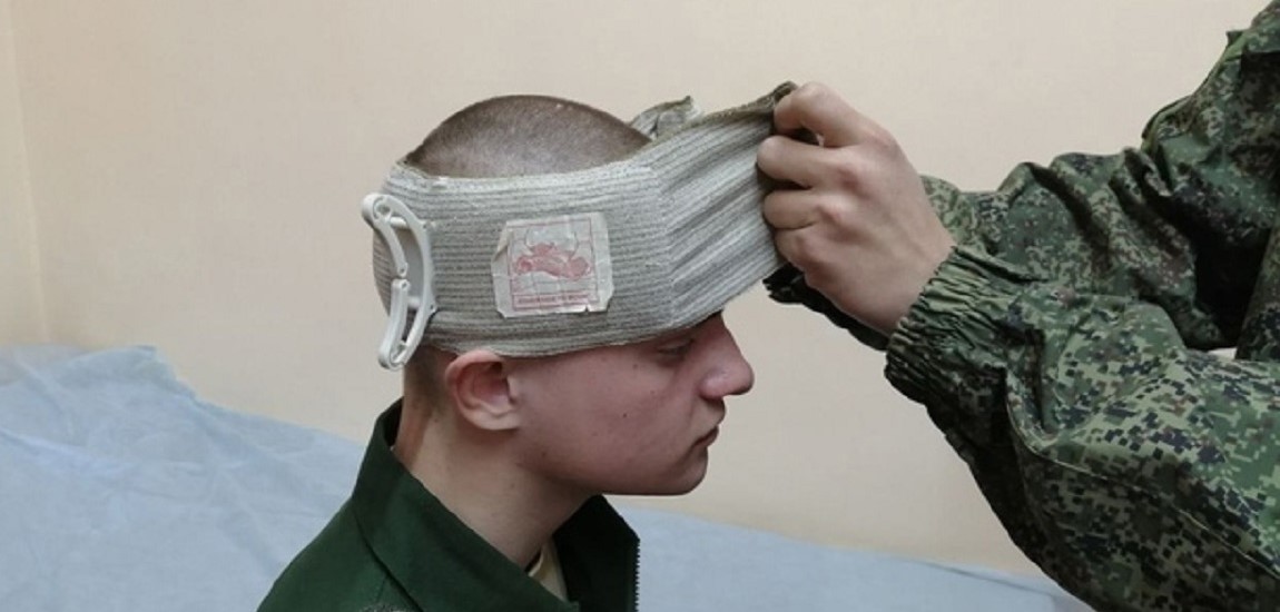 Накладання ізраїльського бандажа на рану на голові