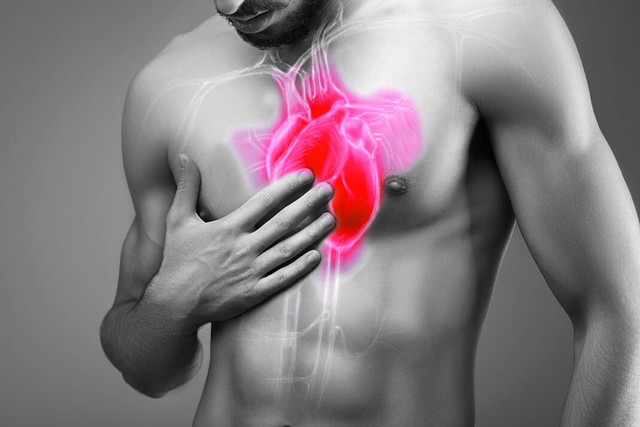 What are the symptoms of tension pneumothorax