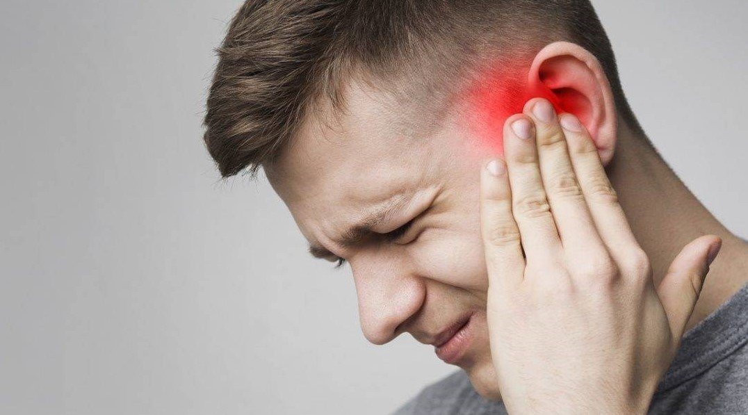 Acoustic ear injury: symptoms and consequences