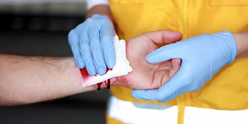 First aid for venous bleeding
